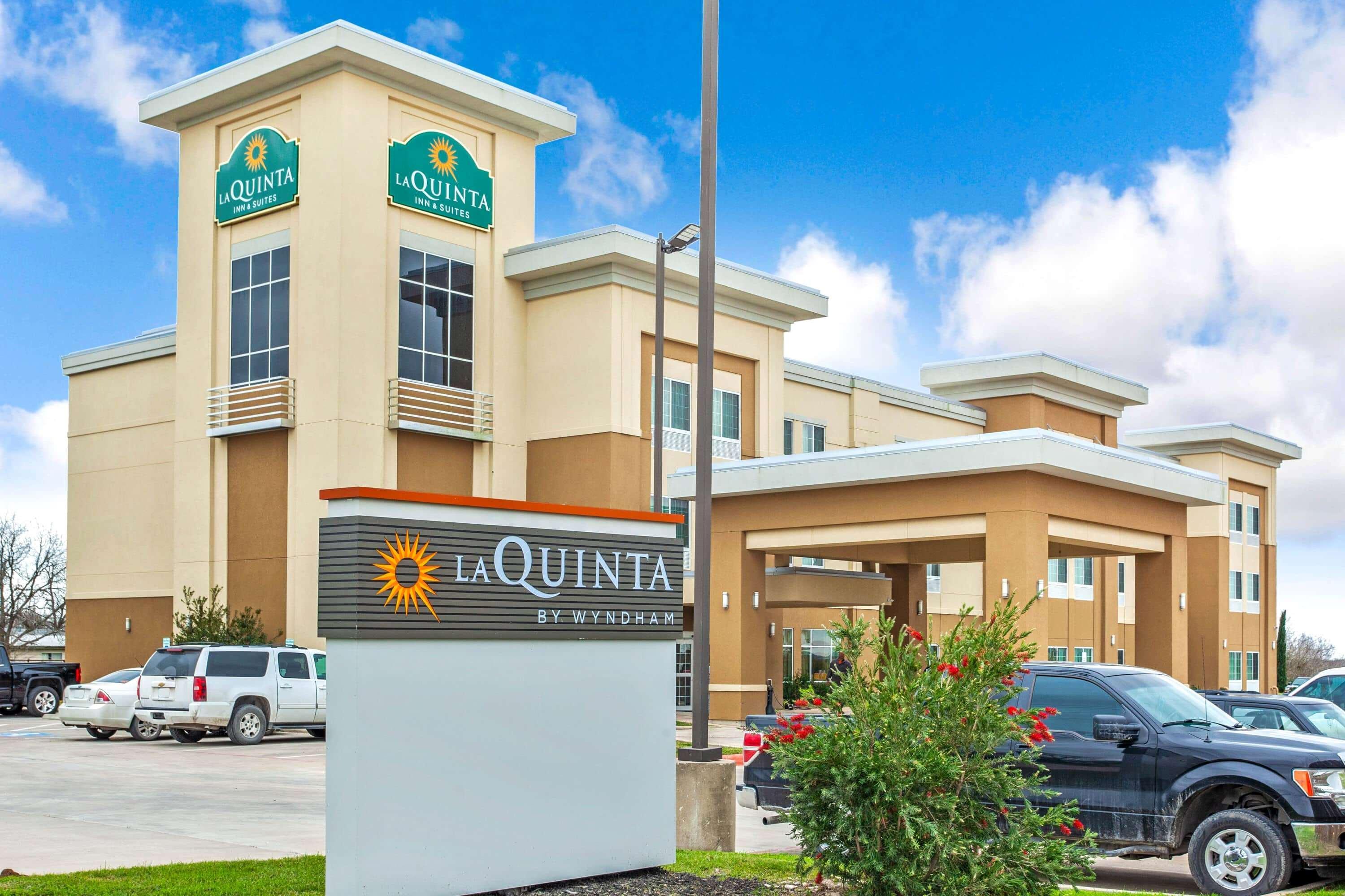 La Quinta By Wyndham Gonzales Tx Hotel Exterior photo